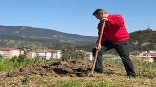 Başkan Çetinkaya bademin karşılığını emeğiyle ödedi