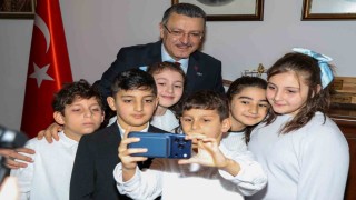Başkan Genç, koltuğunu minik Hamzaya devretti