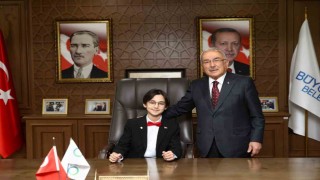 Başkan Güler koltuğunu 6ncı sınıf öğrencisi Dağhan Öztürke devretti