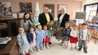Başkan Kaya minik öğrencileri belediyede ağırladı