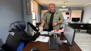 Başkan koruması bankamatikte bulduğu parayı zabıtaya teslim etti