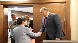Başkan Şerif Arslan koltuğunu Harun Alpe devretti