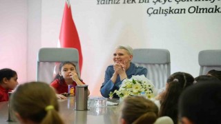 Başkan Subaşını ziyaret eden minikler, belediyenin yürüttüğü çalışmalar hakkında bilgi aldı