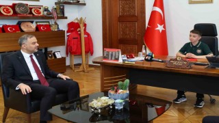 Başkan Toptaş, 23 Nisanda koltuğunu minik Halile devretti