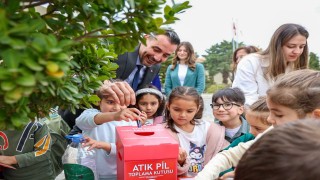 Başkan Vekili Çiçek miniklerle birlikte atık pil topladı