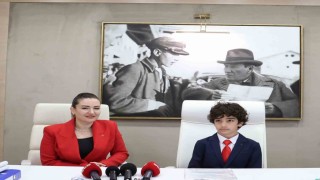 Başkan Vekili Özdemir, koltuğunu çocuk başkana devretti