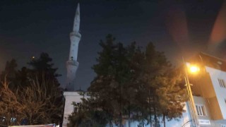Batmanda cami minaresine yıldırım düştü