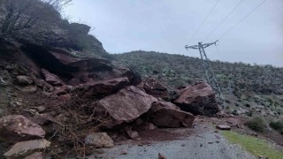 Batmanda dağdan kopan dev kayalar 10dan fazla yolu ulaşıma kapattı