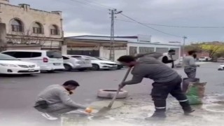 Batmanda esnaf yoldaki çukurları kendi imkanlarıyla kapatıyor