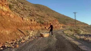 Batmanda yolu kapatan kayaları beden eğitimi öğretmeni temizledi