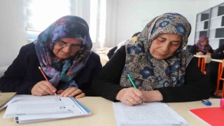 Battalgazide yaşlı vatandaşlara okuma yazma desteği