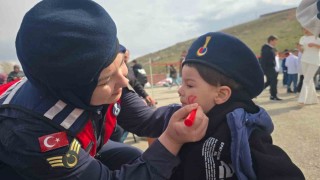 Bayburtta jandarması 23 Nisanı köy okulunda öğrencilerle kutladı