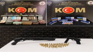 Bayburtta kaçakçılık operasyonu: Silahlar ve kaçak tütünler ele geçirildi