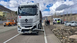 Bayburtta tır otomobile çarptı: 3 yaralı