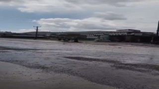 Baykanda sağanak yağış etkili oldu: Yollar göle döndü
