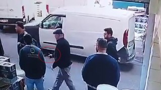 Bayrampaşada baba ve oğlu, eski çalışanın iş yerini bastı; iş görüşmesine gelen kişi vuruldu