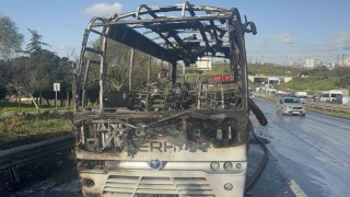 Bayrampaşada minibüs alevlere teslim oldu