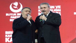 BBP Genel Başkanı Destici, Kocaelideki kongrede İsmail Türüt ile sahneye çıkıp türkü söyledi