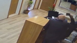 Belediye personeline satırla saldırı anı kamerada