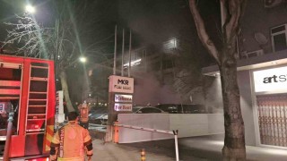Beşiktaşta araç kiralama şirketinde çıkan yangında yaklaşık 100 milyon değerinde 15 araç alevlere teslim oldu
