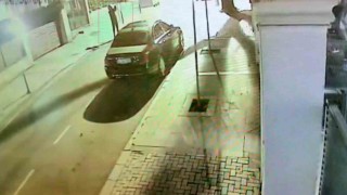 Beşiktaşta lüks araçların kundaklandığı ve villaya ateş açıldığı anlar güvenlik kamerasına yansıdı