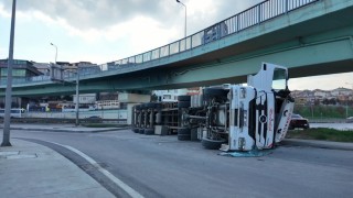 Beylikdüzünde virajı alamayan TIR devrildi