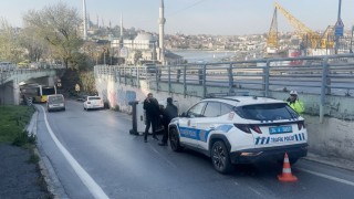 Beyoğlunda hafif ticari araç devrildi: Sürücü kazayı yara almadan atlattı