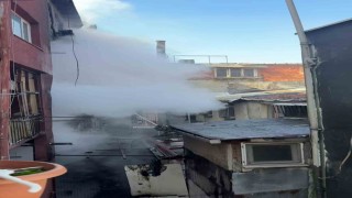 Beyoğlunda yangında mahsur kalan 2 kişi itfaiye ekiplerince kurtarıldı