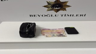 Beyoğlunda yardım yalanıyla yankesicilik yaptılar, suçüstü yakalandılar