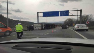 Bilecikte kontrolden çıkan tır devrildi