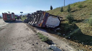 Bilecikte kontrolden çıkan tır devrildi; sürücüsü yaralandı