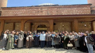 Bilecikte Şeyh Edebali Türbesini hiç ziyaret etmemiş yaşlılara öğrenciler eşlik etti