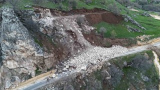 Bingölde heyelan yolu kapattı