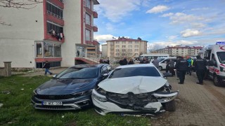 Bingölde iki otomobil çarpıştı: 4 yaralı