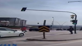 Bir adım hayat kurtardı… Kırmızı ışıkta yola atladı, facia teğet geçti