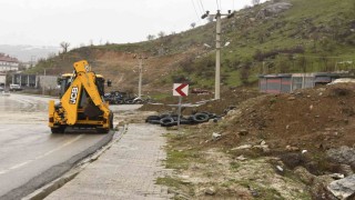 Bitliste yağışlardan dolayı toprak kayması meydana geldi