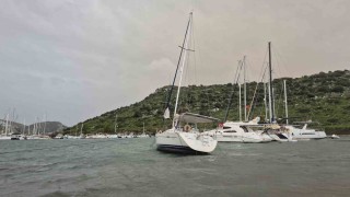 Bodrumda fırtına etkili oldu, 2 tekne karaya oturdu