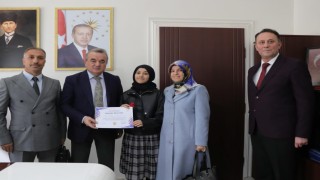 Bölge birincisi öğrenciye Kaymakam Öztürkten tebrik