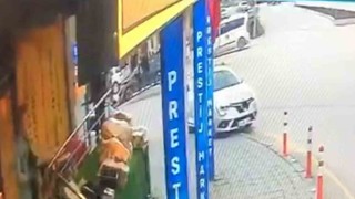Boluda aydınlatma direğine çarpan otomobil kamerada