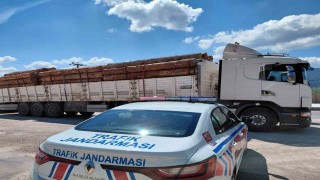 Boluda fazla tonajlı tomruk taşıyan kamyon sürücüsüne para cezası kesildi