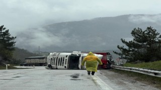 Boluda kömür yüklü tır, kayganlaşan yolda devrildi