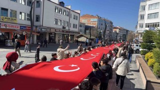 Boluda öğrenciler 200 metrelik Türk bayrağıyla caddede yürüdü