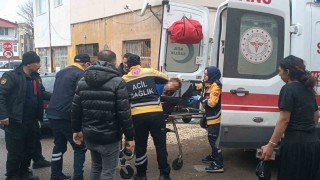 Boşanma aşamasında olduğu eşini dört yerinden bıçaklayıp eve kilitledi