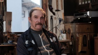 Bozulan kemençesini tamir ederken usta oldu