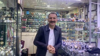 Bu ustalar saatleri yeniden ayarlıyor