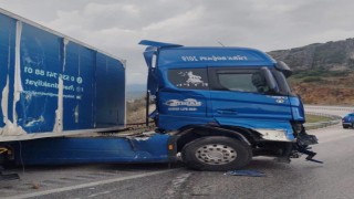 Burdurda kontrolden çıkan tır demir bariyerlere çarptı