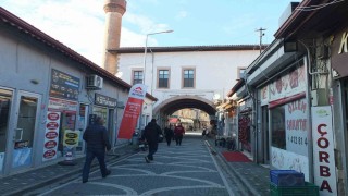 Burhaniyede altından yol geçen Hanay cami ilgi odağı oldu