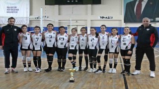 Burhaniyeli minik sporcular voleybolda birinci oldu