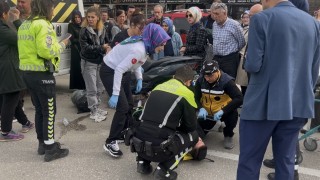 Bursada işçi servisine motosiklet çarptı: 2 yaralı