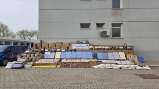 Bursada kaçak tütün baskını: Depo ve araçlardan servet çıktı